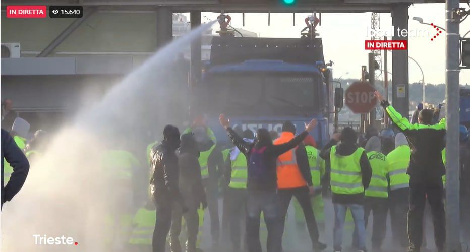 VIDEO: Proticovidni shod v Trstu še vedno traja, policija uporabila vodni top