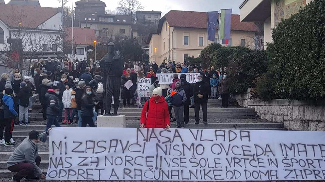 VIDEO: “Hočemo šolo!” kličejo protestniki v Trbovljah