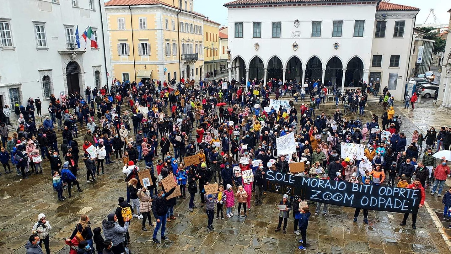 Janša protest označil za &#8220;nerazumno in nevarno izkoriščanje otrok v politične namene v času epidemije&#8221;