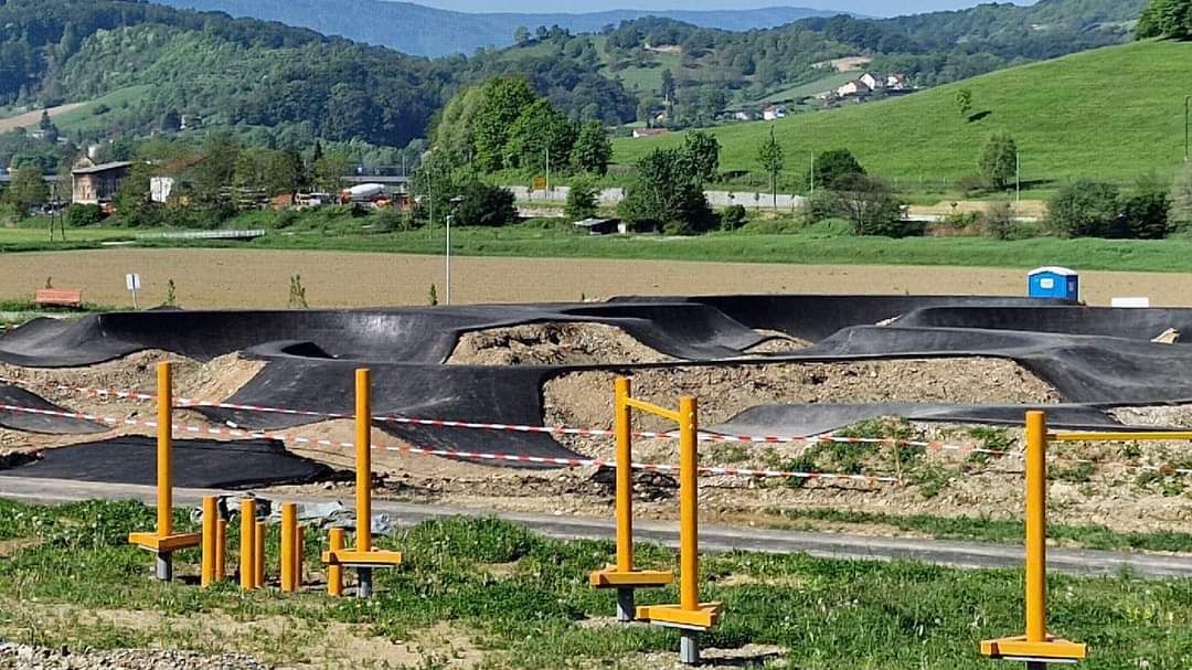 FOTO in VIDEO: Znan datum otvoritve enega največjih pumptrackov v Sloveniji