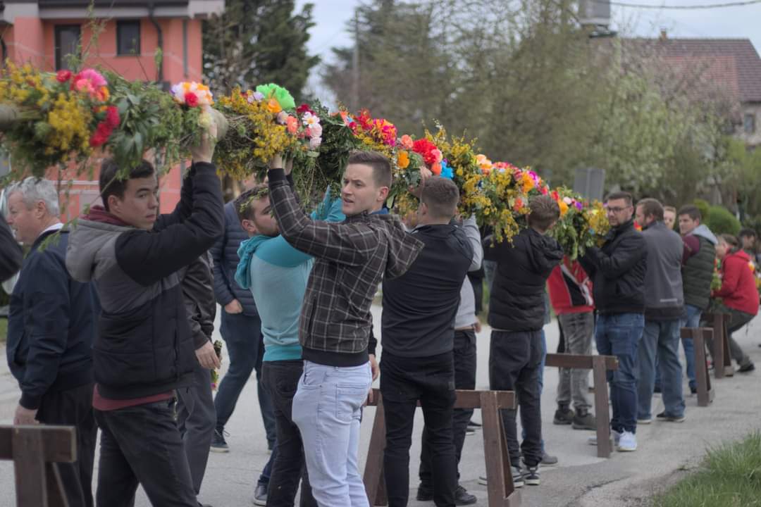 FOTO in VIDEO: Pri Mariji Snežni s skupnimi močmi izdelali 22 metrov dolg presmec