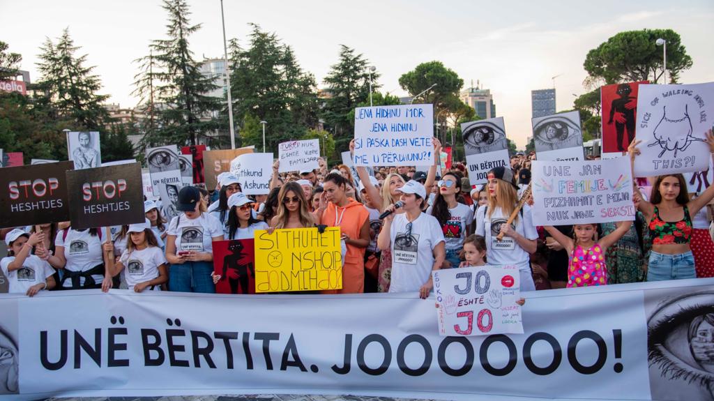 Na Kosovu znova protesti zaradi posilstva 11-letnice, vrstijo se odstopi