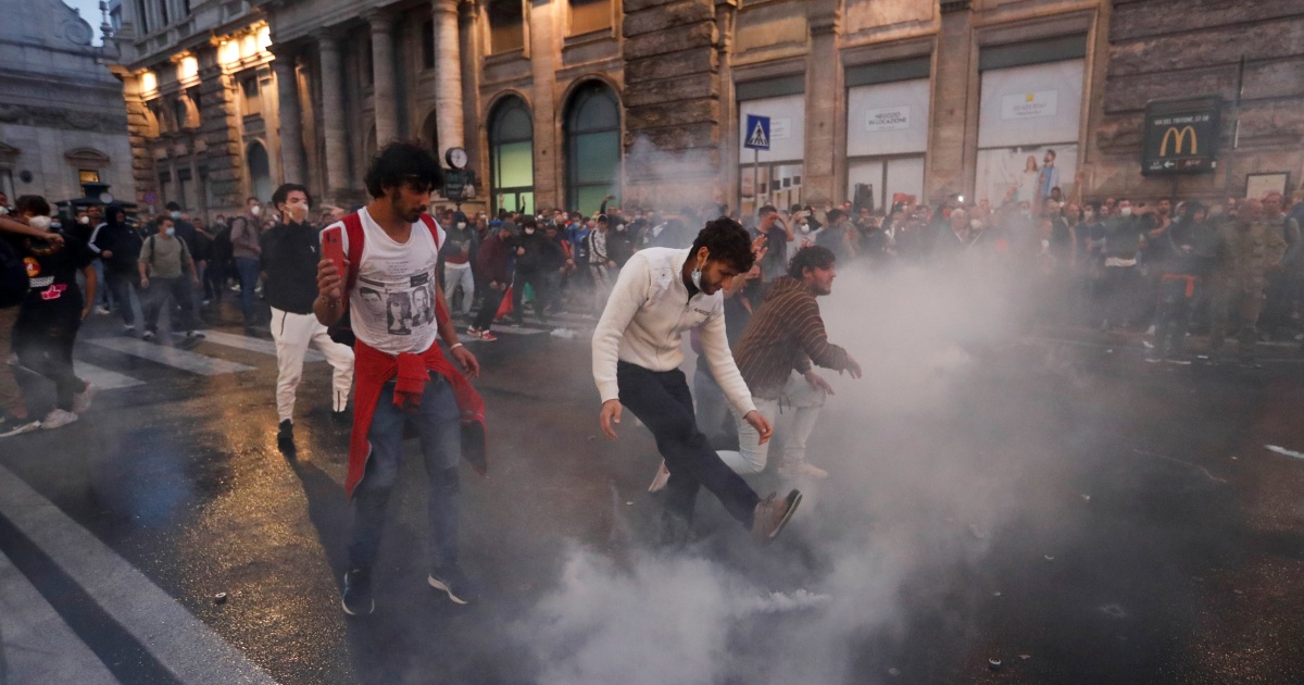 VIDEO: V Italiji na množičnem protestu proti covidnem potrdilu izbruhnili izgredi