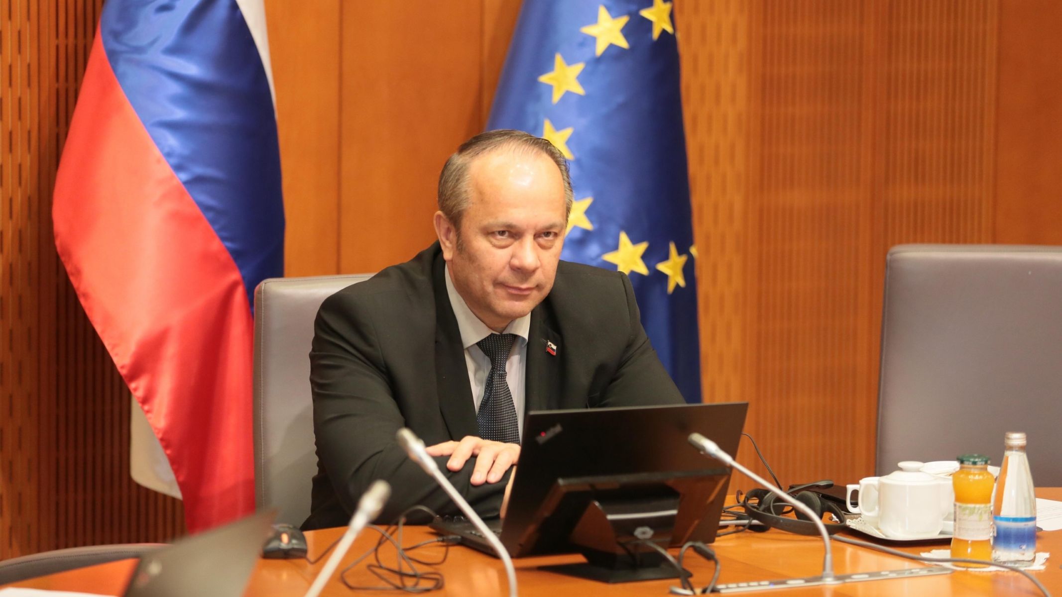 EPP zaradi delovne etike iz svojih vrst izključuje evropskega poslanca Grimsa