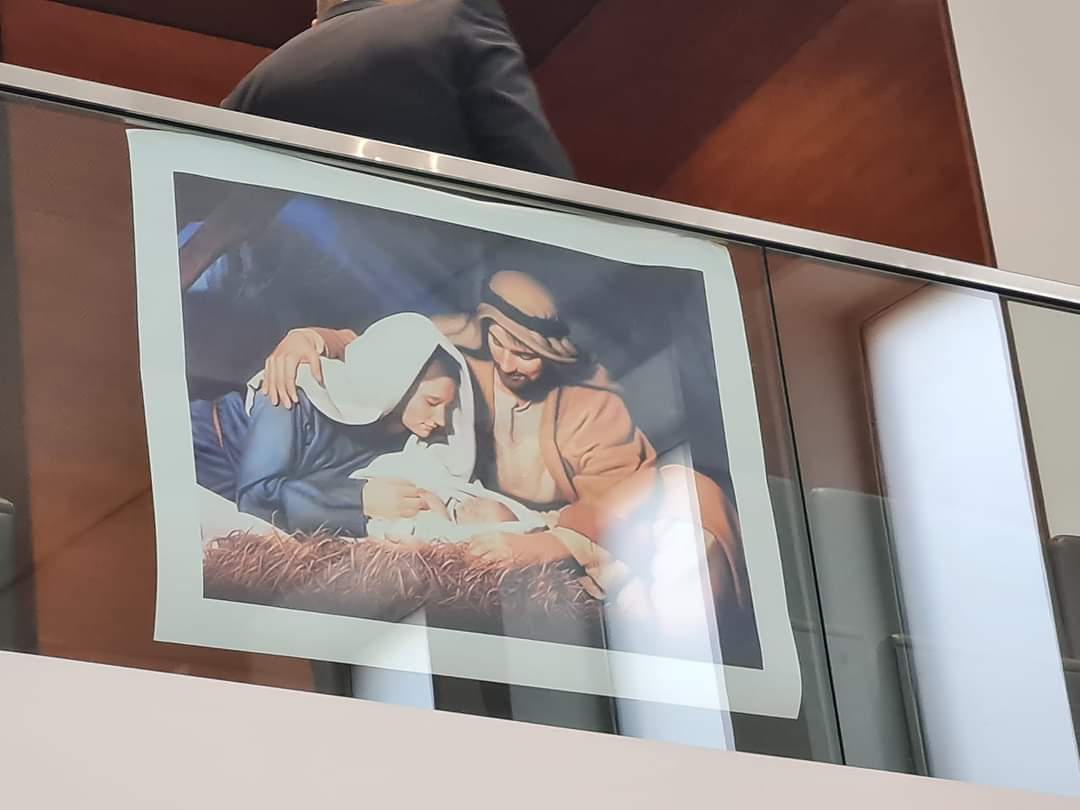 Med burno razpravo na balkon državnega zbora izobesili plakat svete družine