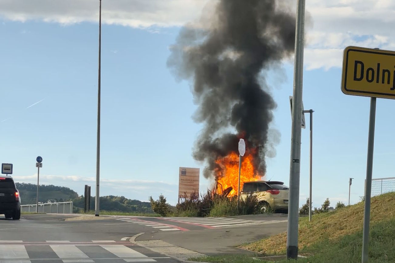FOTO: Popoldan v Mariboru požar popolnoma uničil vozilo
