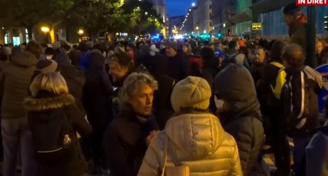 FOTO in VIDEO: V Trstu kljub prepovedi znova protesti proti covidnemu potrdilu