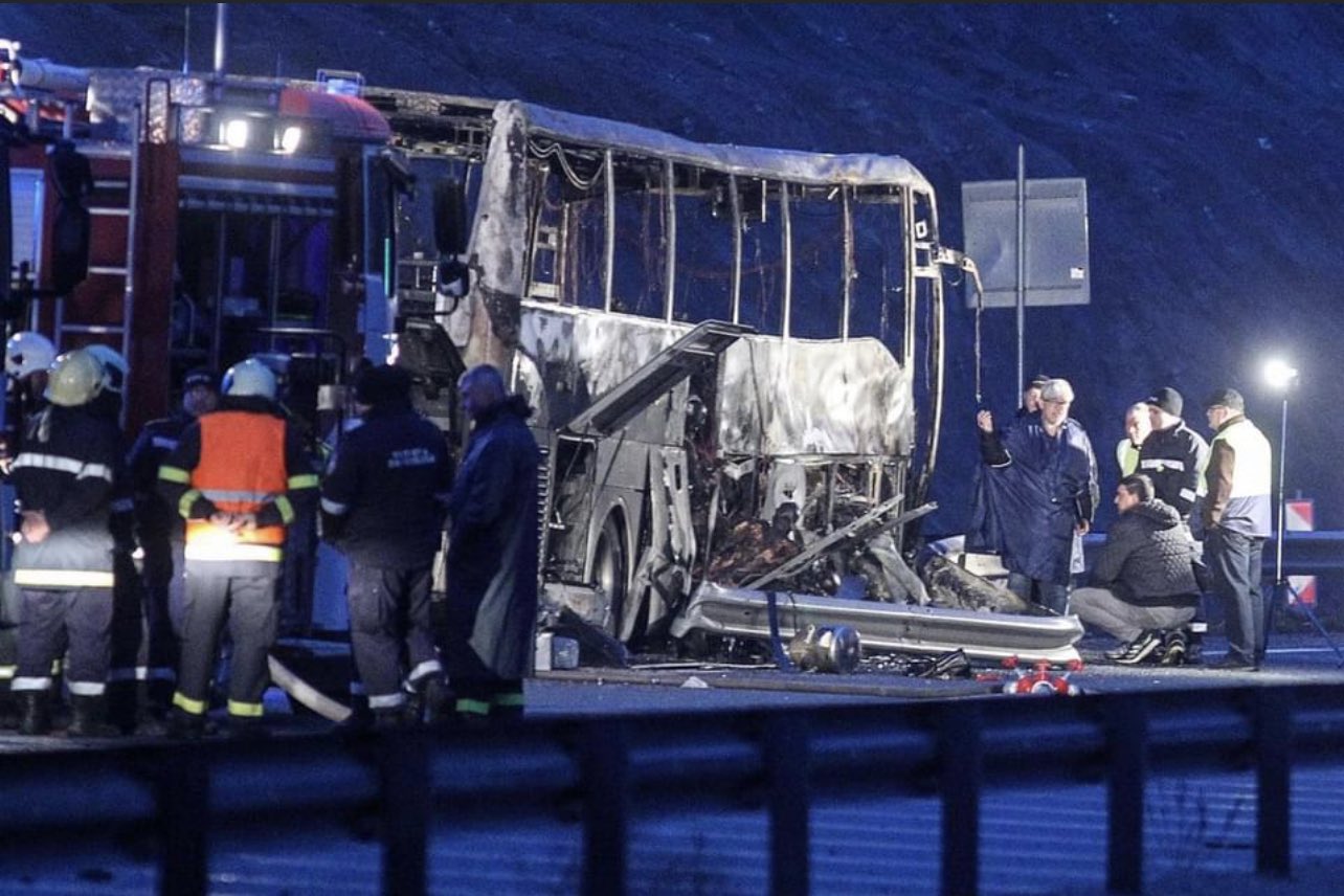 Zagorel makedonski avtobus, najmanj 45 mrtvih, med njimi tudi otroci