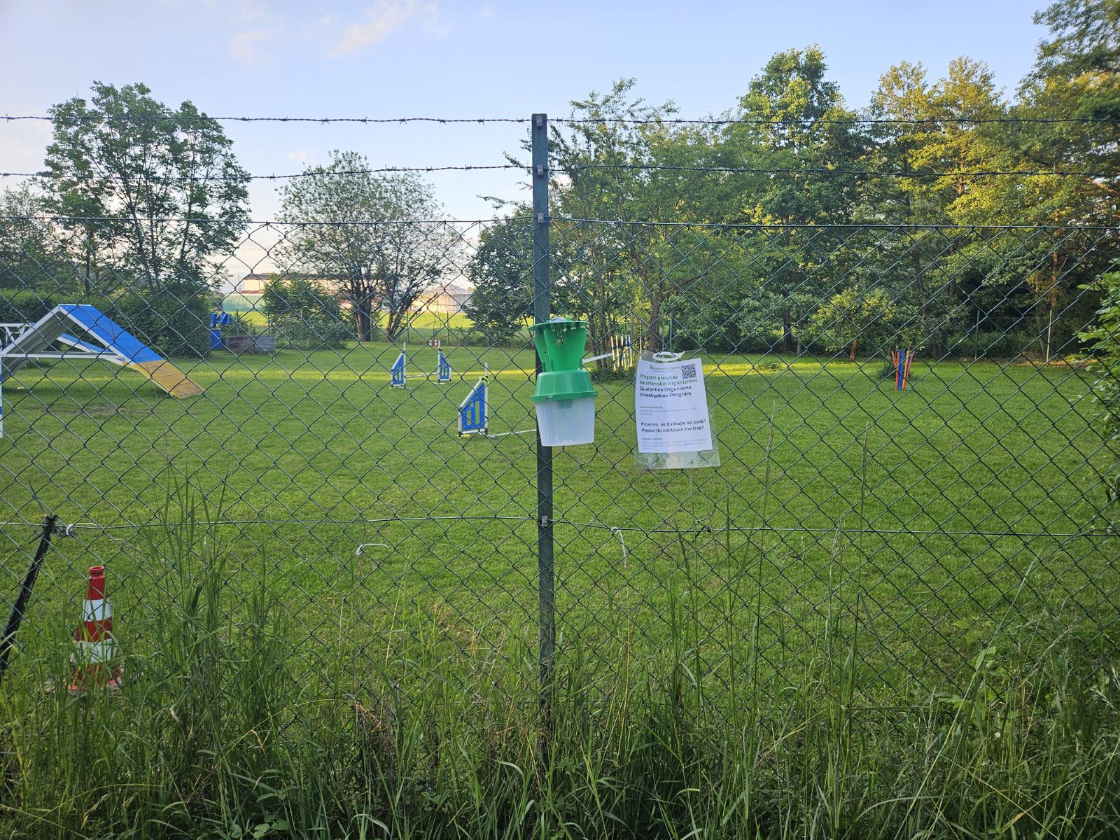 Ob cestah in travnikih v Sloveniji postavljajo pasti, ste jih že opazili?