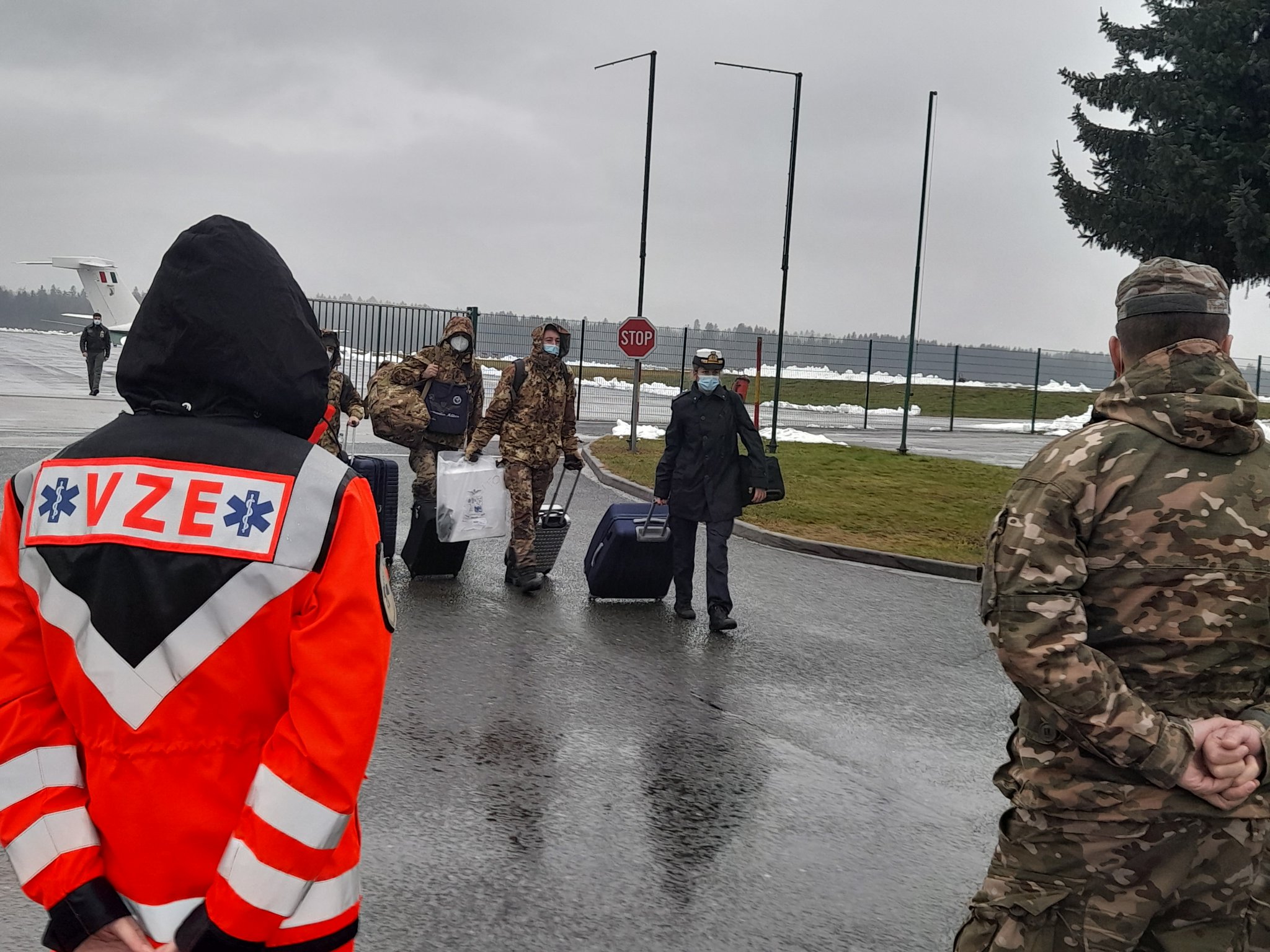 FOTO: Na pomoč slovenskim bolnišnicam petnajst zdravstvenih delavcev italjanske vojske