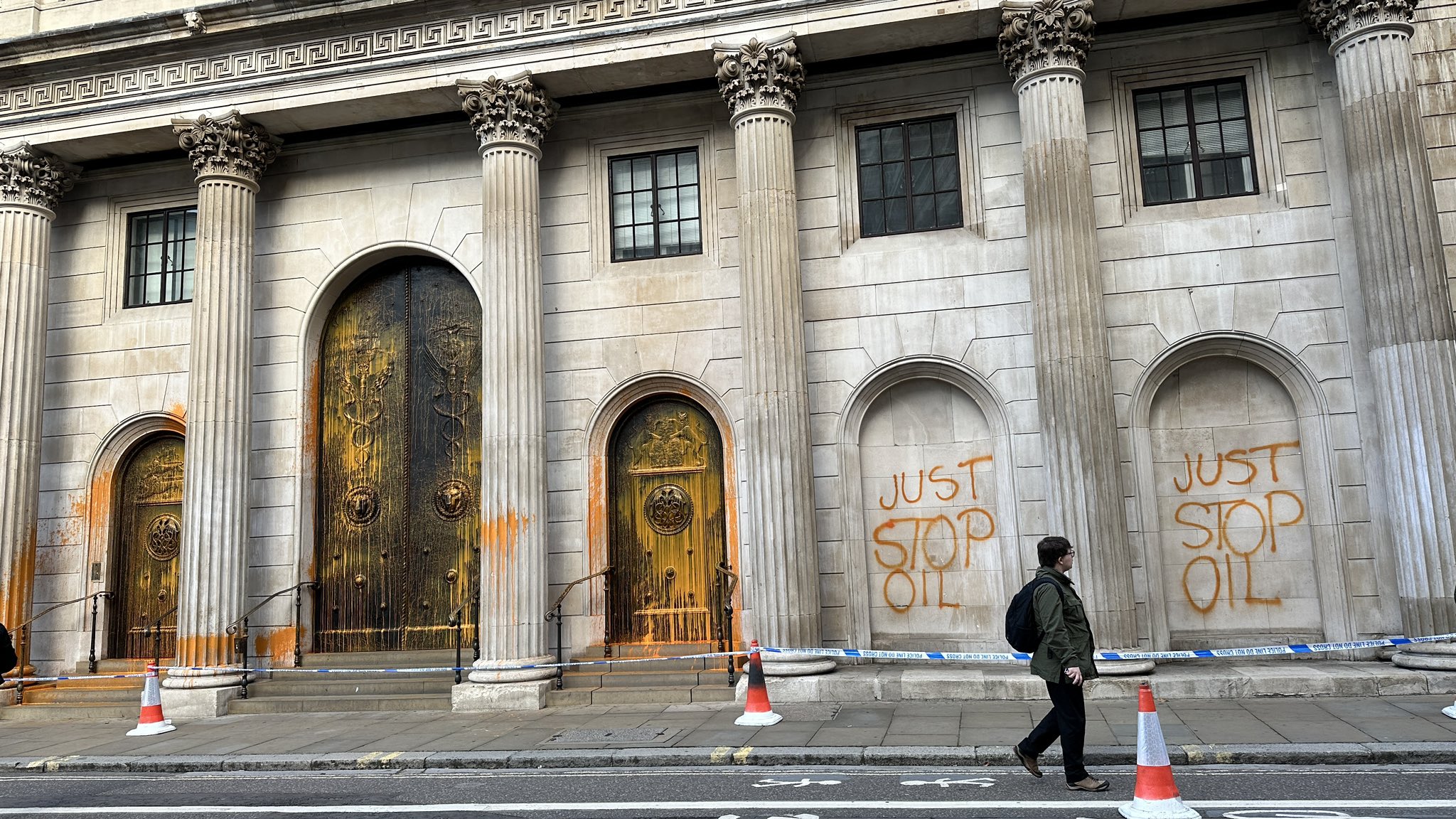 FOTO in VIDEO: Tokrat so se podnebni aktivisti spravili kar na stavbe sredi Londona