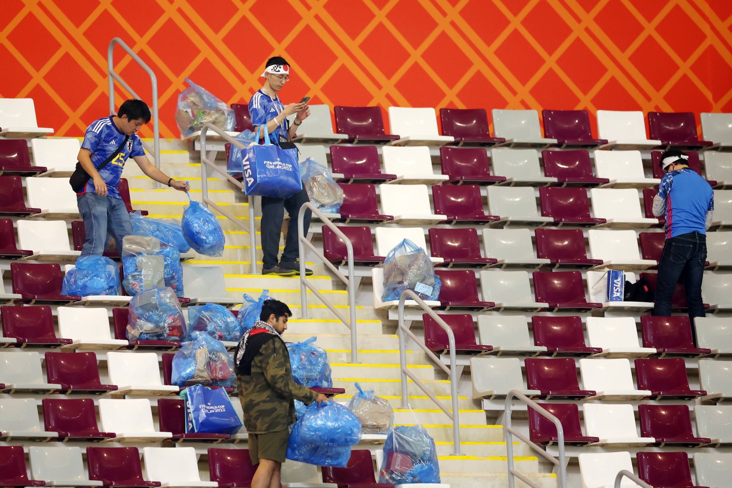 FOTO: Japonski navijači ponovno pomagali očistiti stadion po presunljivi zmagi Japonske nad Nemčijo
