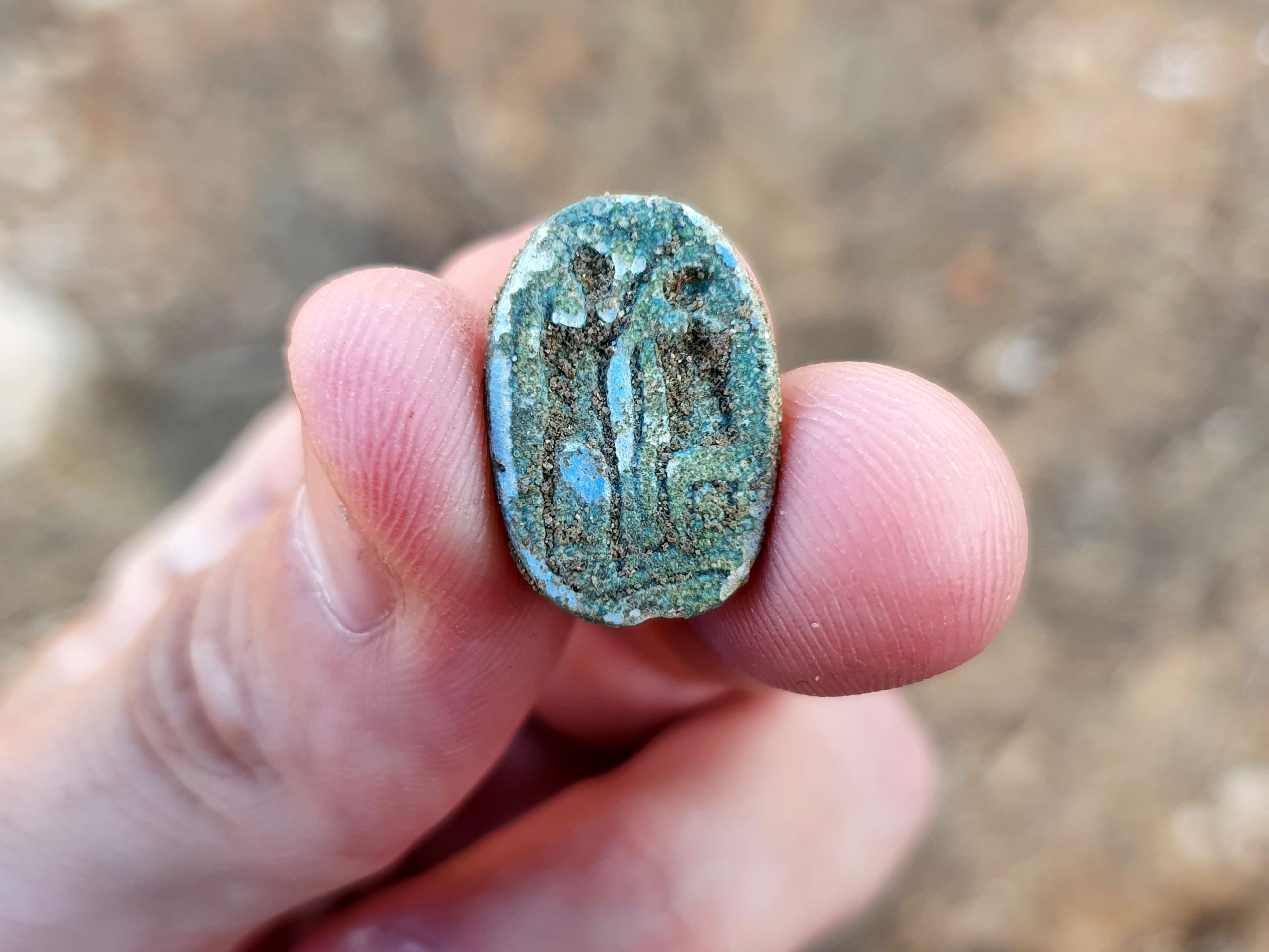 Na šolskem izletu v Izraelu odkrili 3000 let starega skarabeja