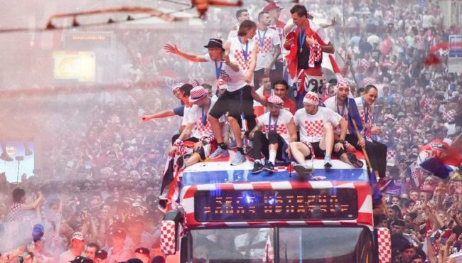 Vrnitev hrvaških nogometašev bodo sosedi popestrili z znanimi pevci