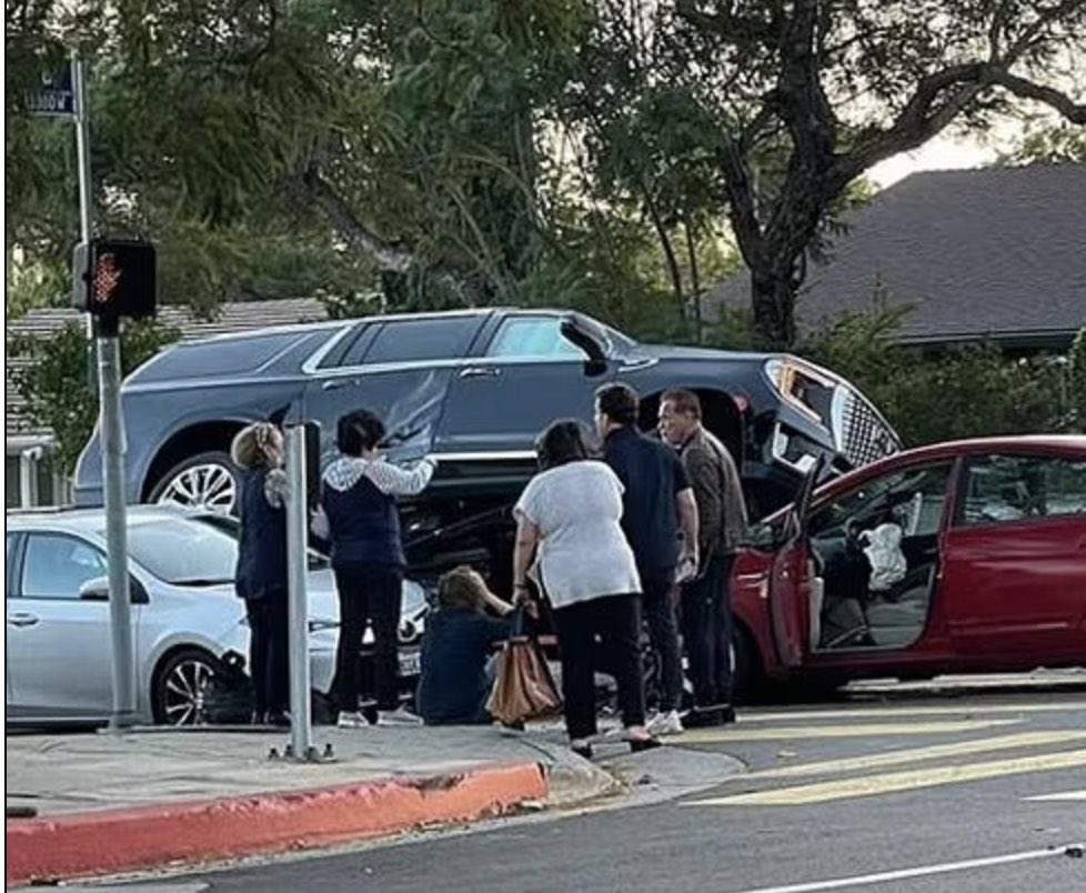 FOTO: Arnold Schwarzenegger v prometni nesreči: Prevozil rdečo luč, ženska poškodovana