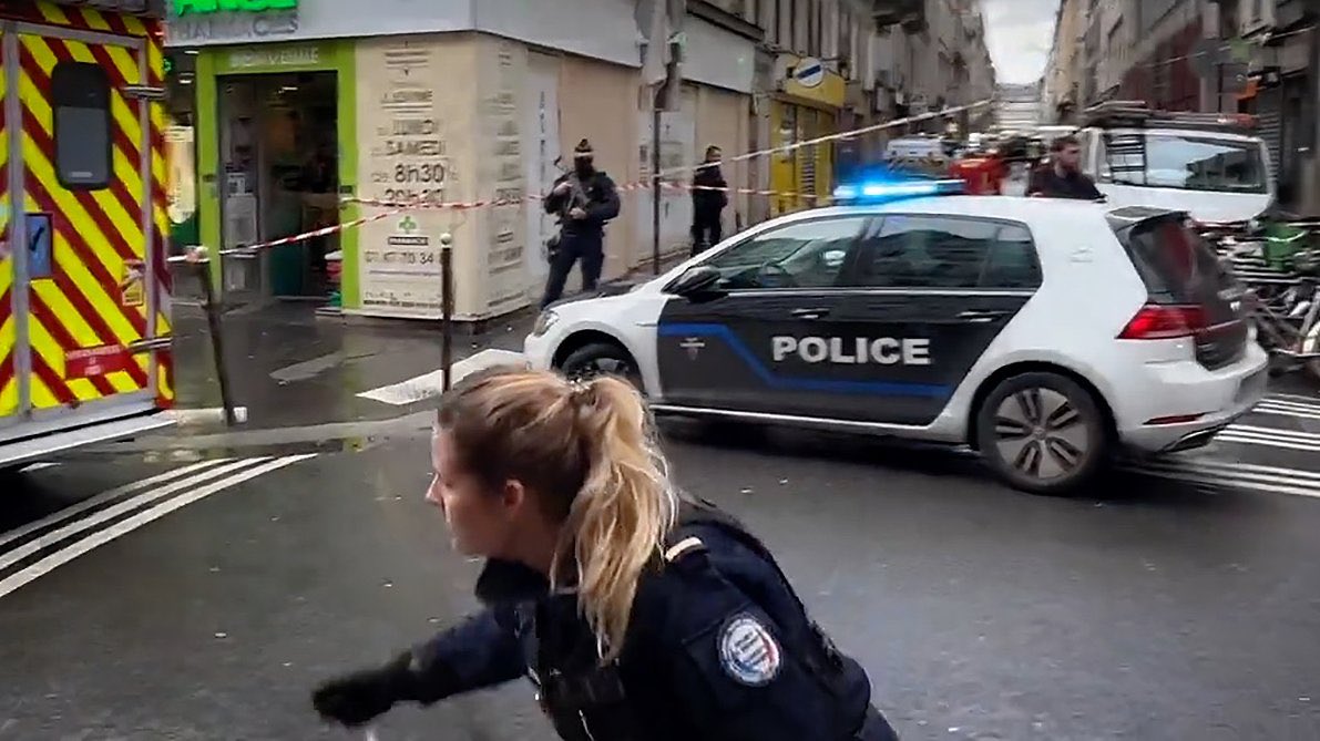 VIDEO: V strelskem napadu v Parizu umrla dva človeka