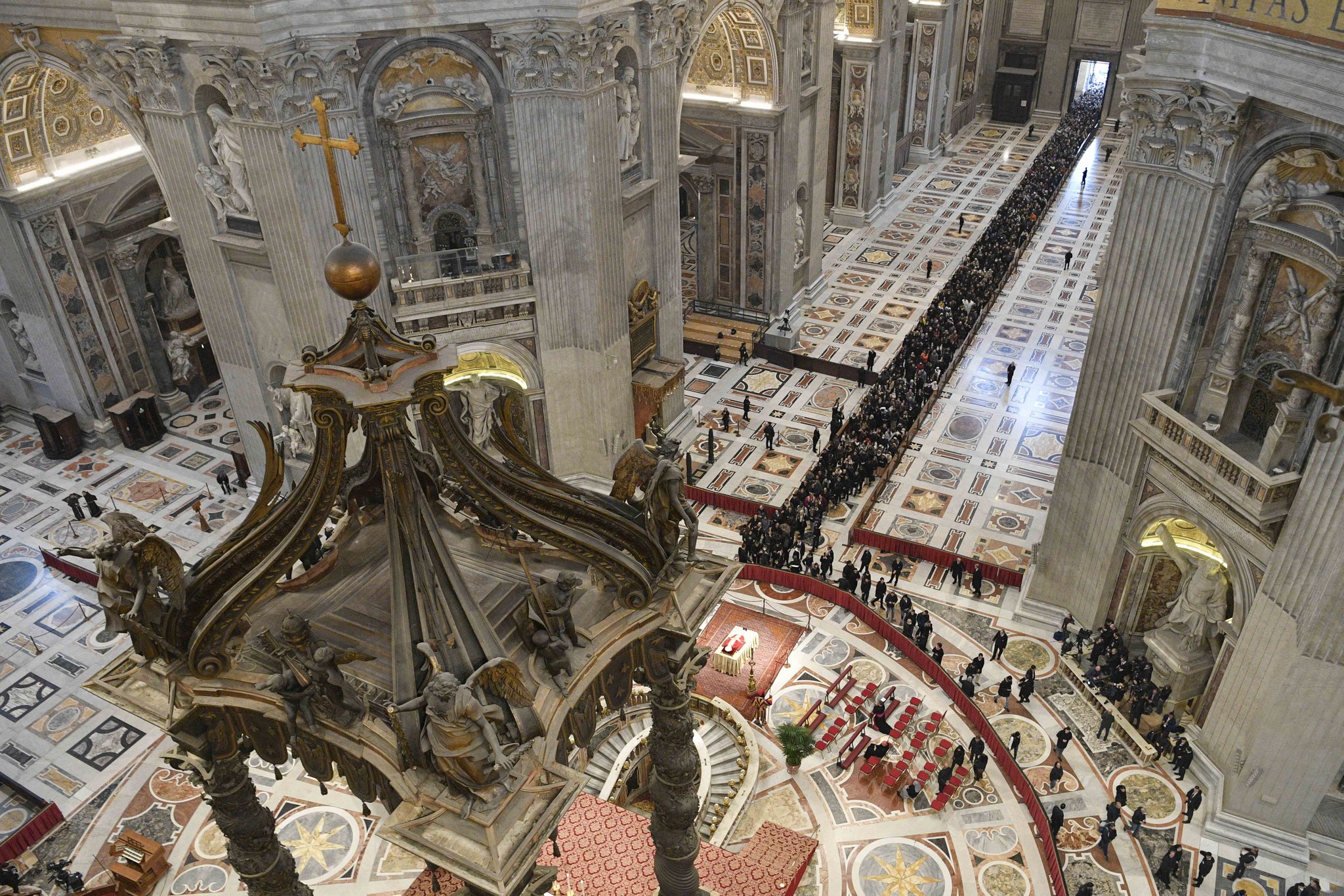 Pred vatikansko baziliko tudi drugi dan dolge vrste za slovo od Benedikta XVI.