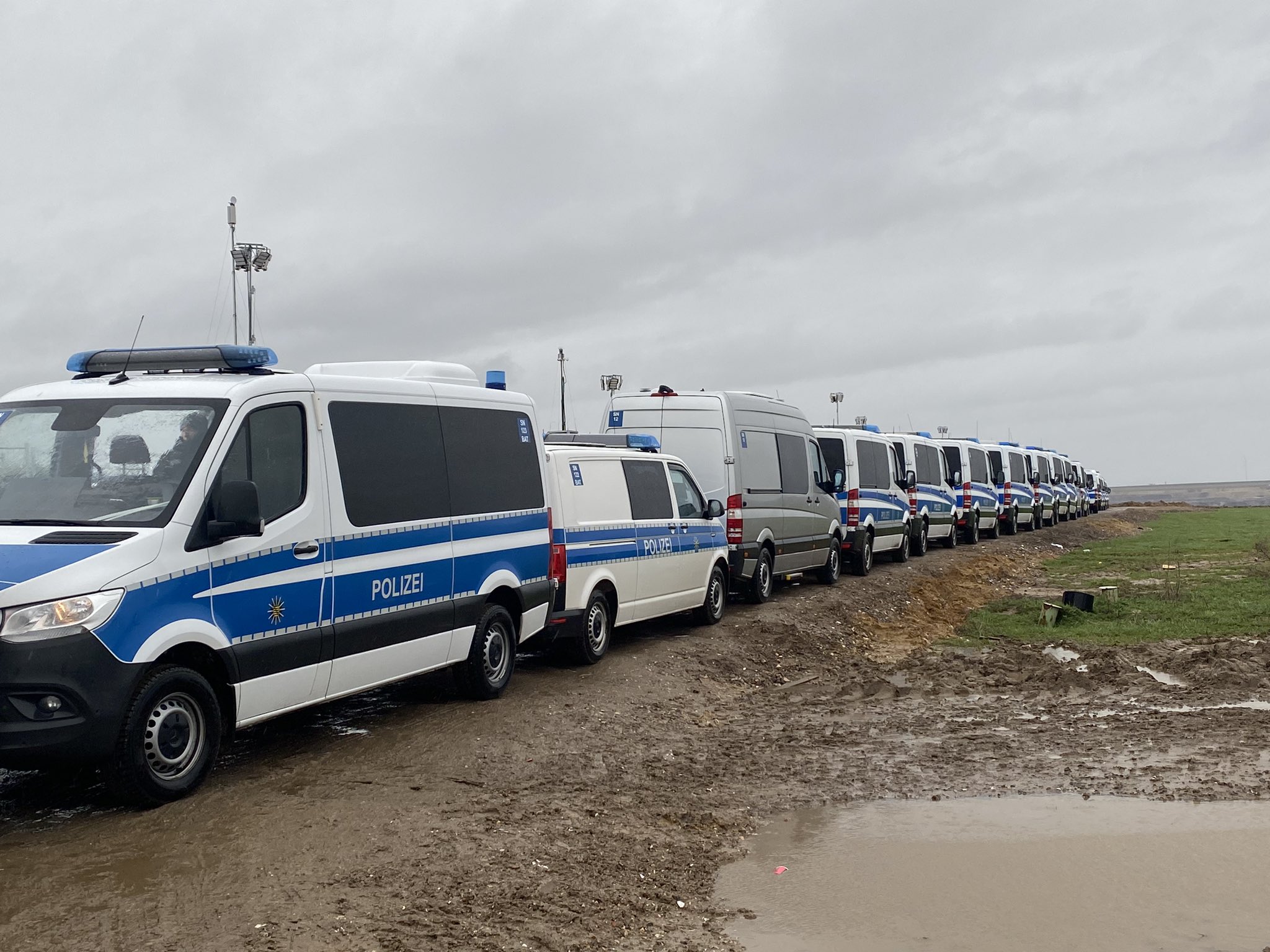 Nemška policija nadaljuje z evakuacijo protestnikov