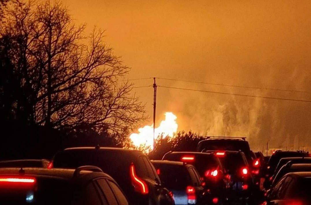 FOTO in VIDEO: Po eksploziji plinovoda plamen 50 metrov visoko