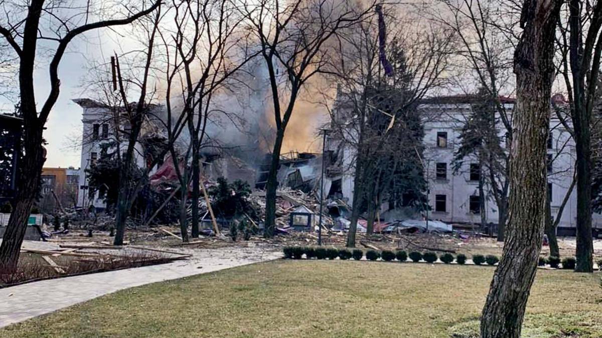 V bombardiranem gledališču v Mariupolju prek 1000 ljudi