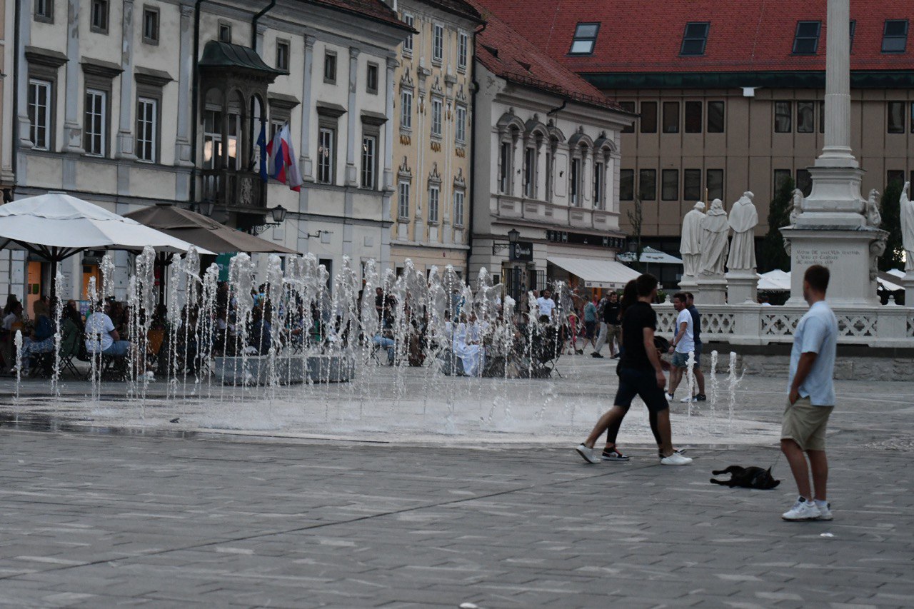 Na Glavnem trgu z MBajkom trčil v deklico in pobegnil