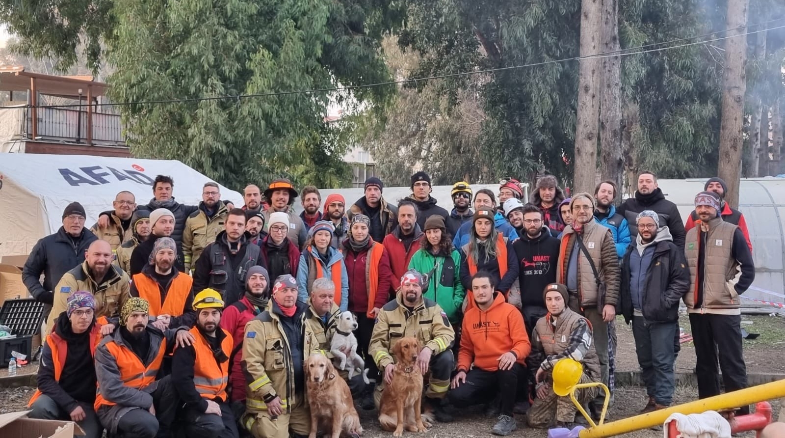 FOTO: Slovenska reševalna ekipa, ki je požrtvovalno pomagala v Turčij, se vrača domov