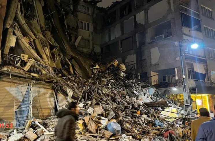 Število žrtev potresa v Turčiji in Siriji preseglo tisoč