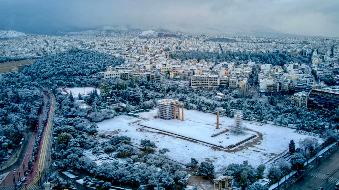 Atene in Istanbul prekril sneg in marsikomu povzročil preglavice
