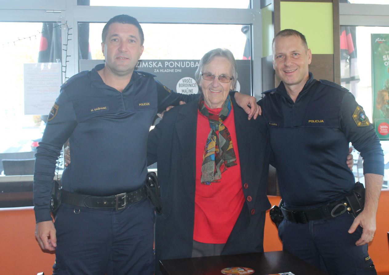 FOTO: Policista na Štajerskem hrabro rešila življenje starejši občanki