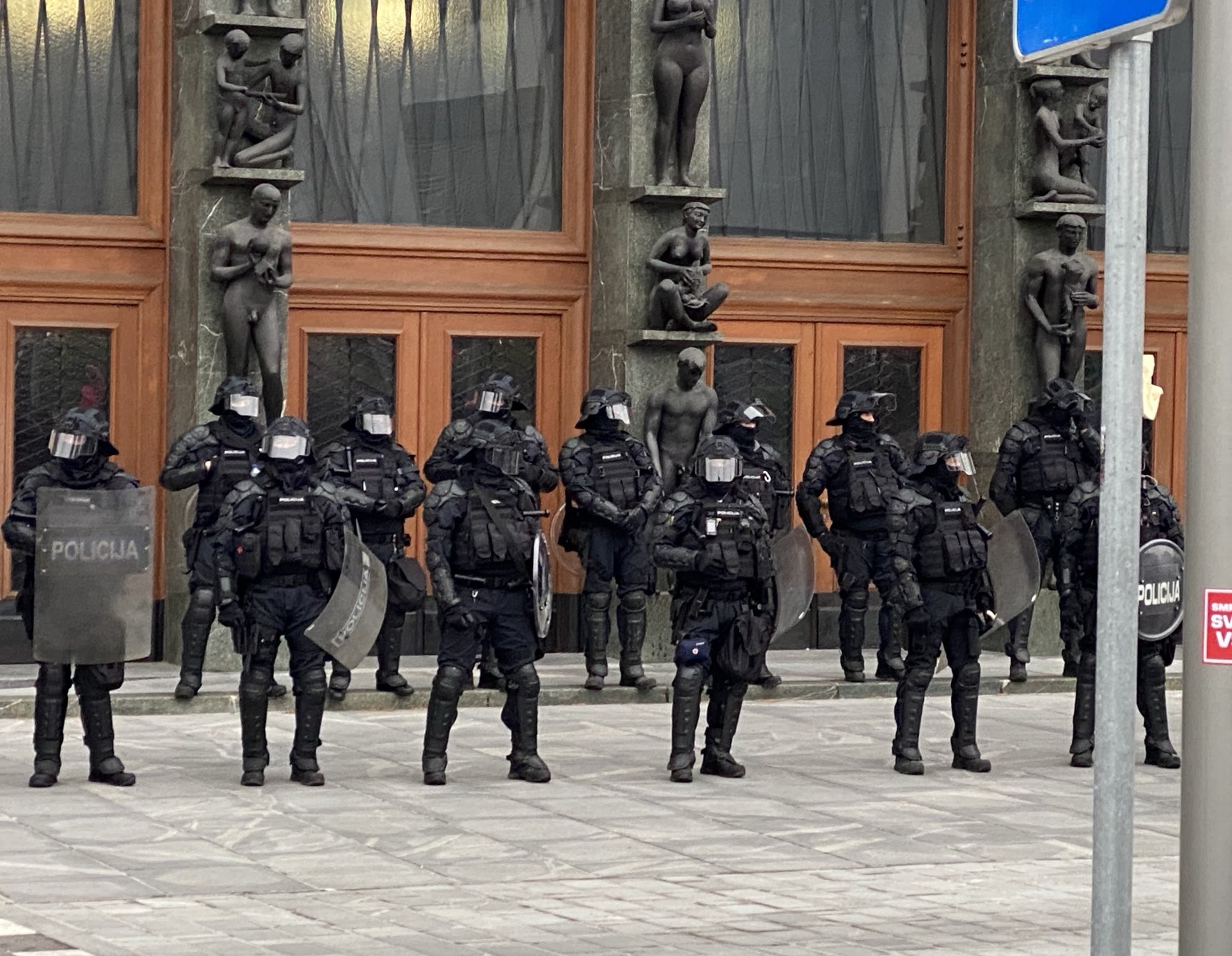 Nestrokovno vedenje policije: Žensko ponižali, mladoletnika pritisnili ob izložbo in ga zbili na tla