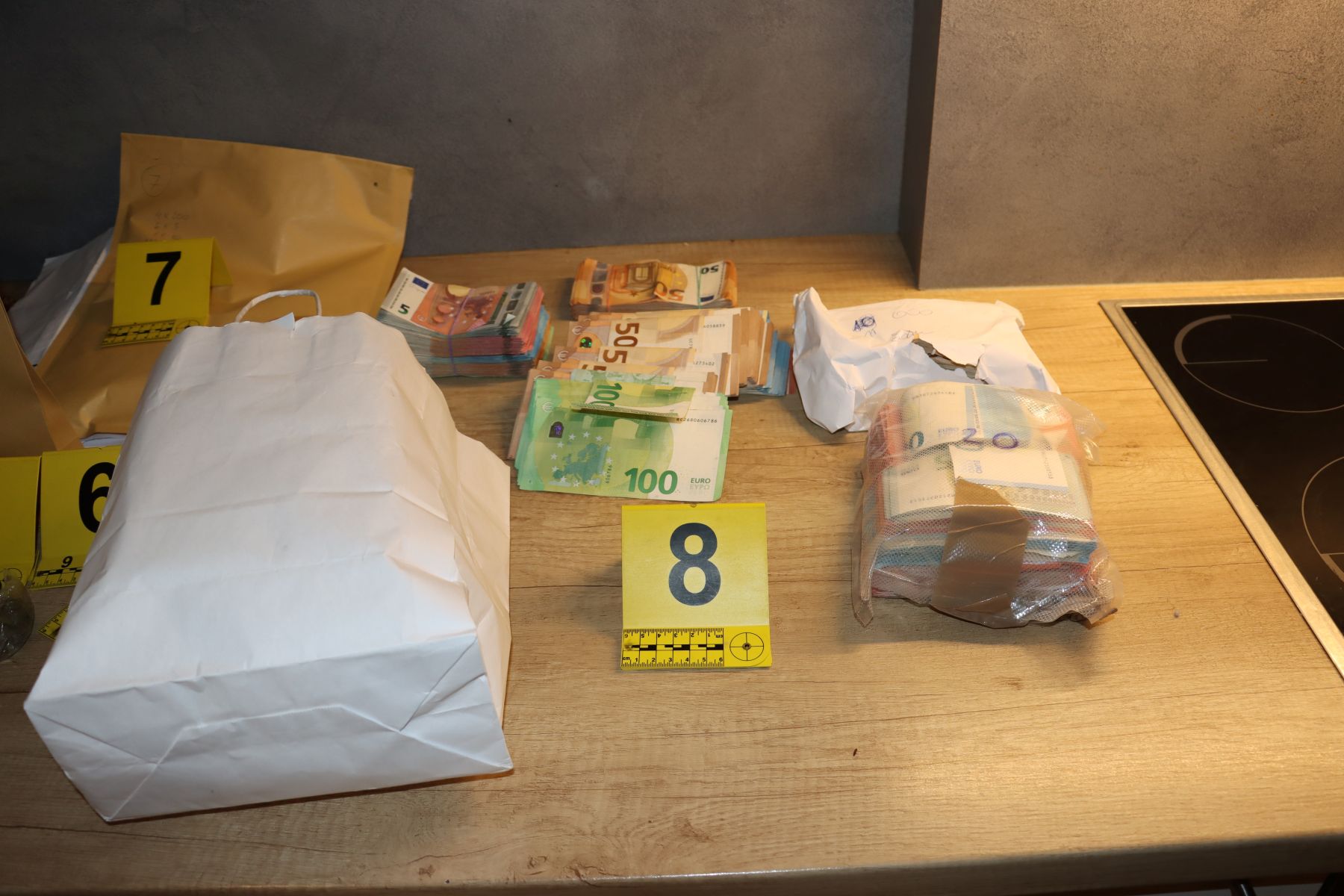 Velik ulov kriminalistov: Moškima zasegli 80.000 evrov gotovine in 70 kilogramov drog (FOTO)