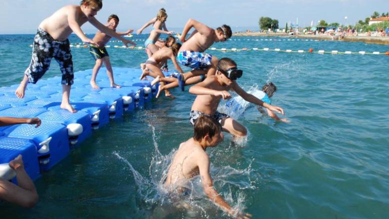 Iščejo se trije prostovoljci, ki bodo otroke spremljali na letovanje v Poreč