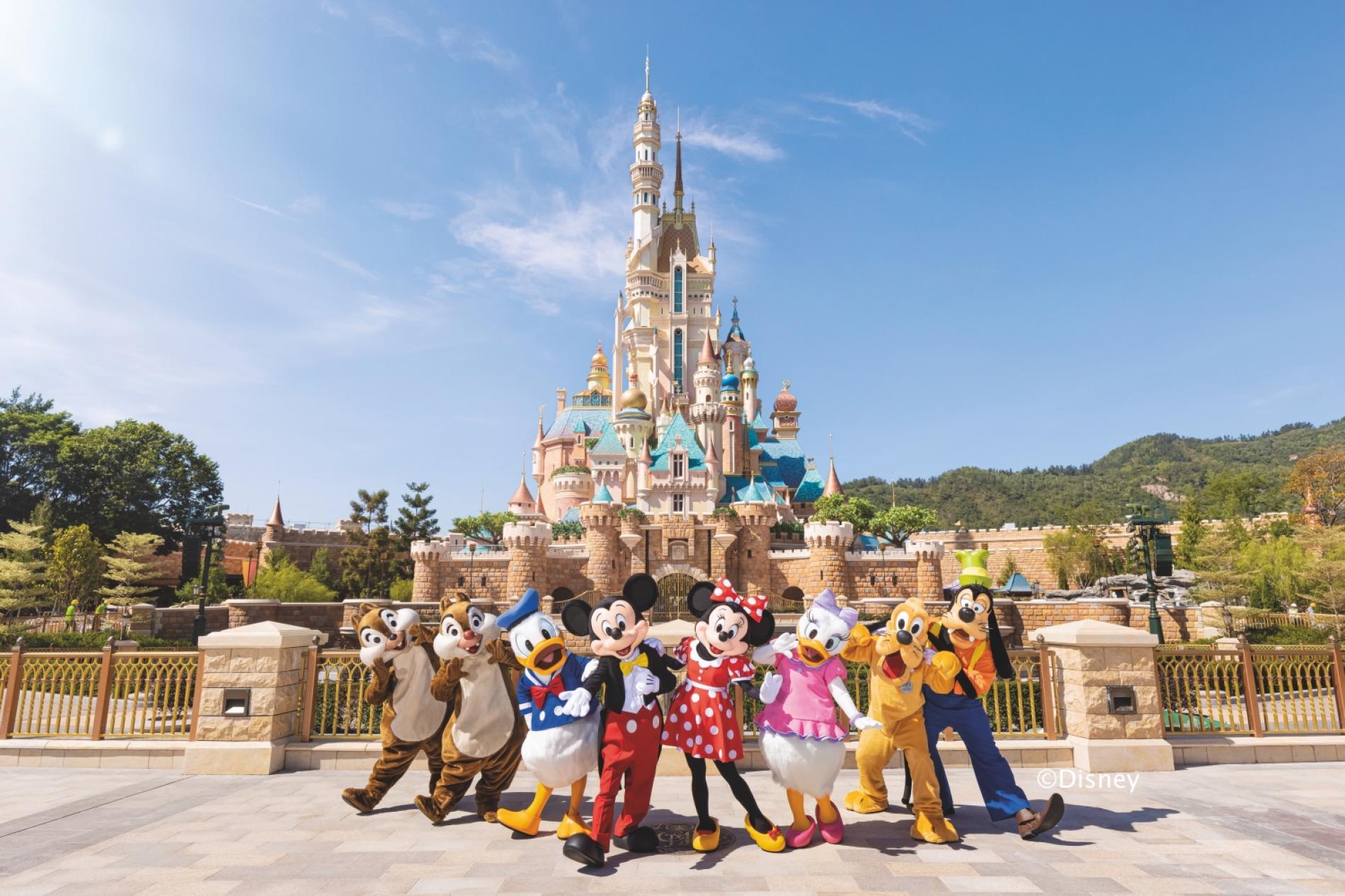 Na Kitajskem zaprli Disneyland, v Hongkongu napovedujejo omilitve