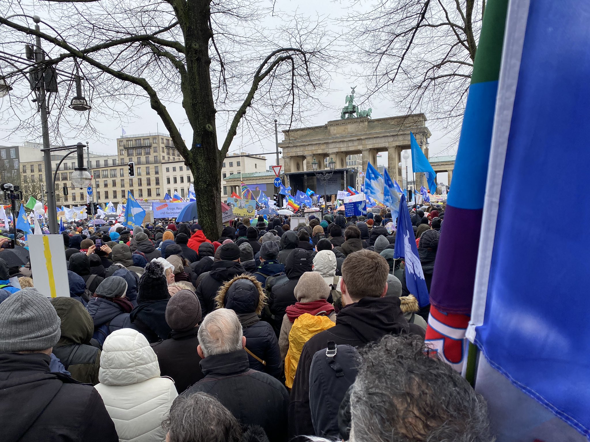 VIDEO: V Berlinu več tisoč ljudi zahtevalo konec vojne v Ukrajini