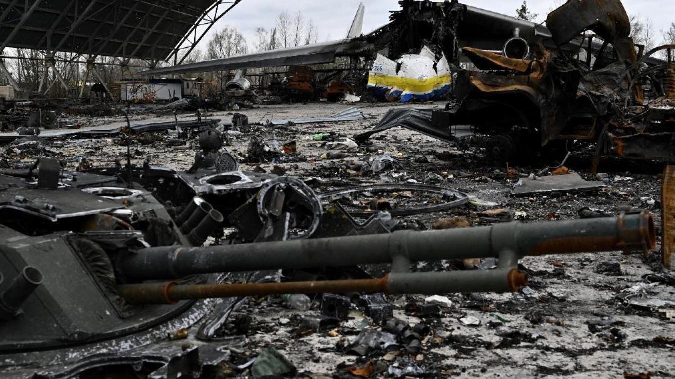 Rusi popolnoma zbombandirali ukrajinsko letališče, vojaki ukradli radioaktivni material iz Černobila