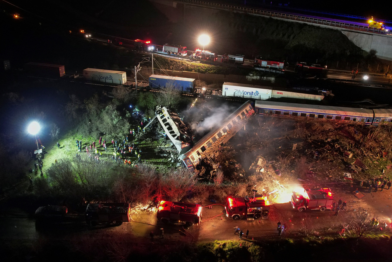 FOTO: V trčenju vlakov na severu Grčije več kot 30 mrtvih, vzrok domnevno človeška napaka