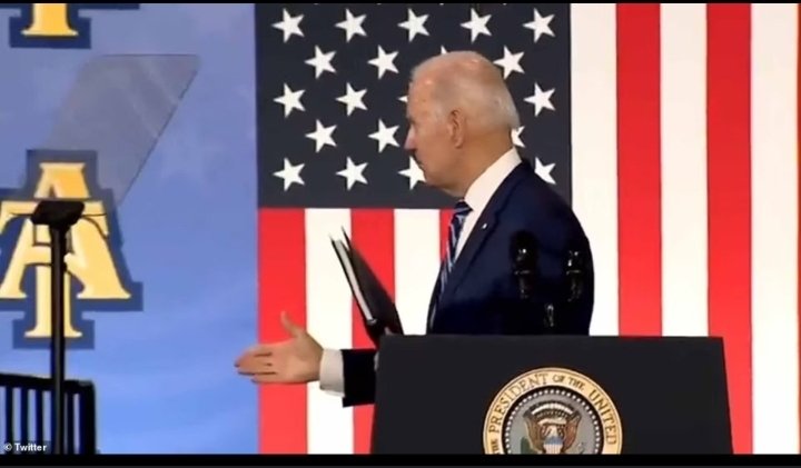 VIDEO: Biden se je rokoval z zrakom in ponovno postal tarča posmeha in žaljivk