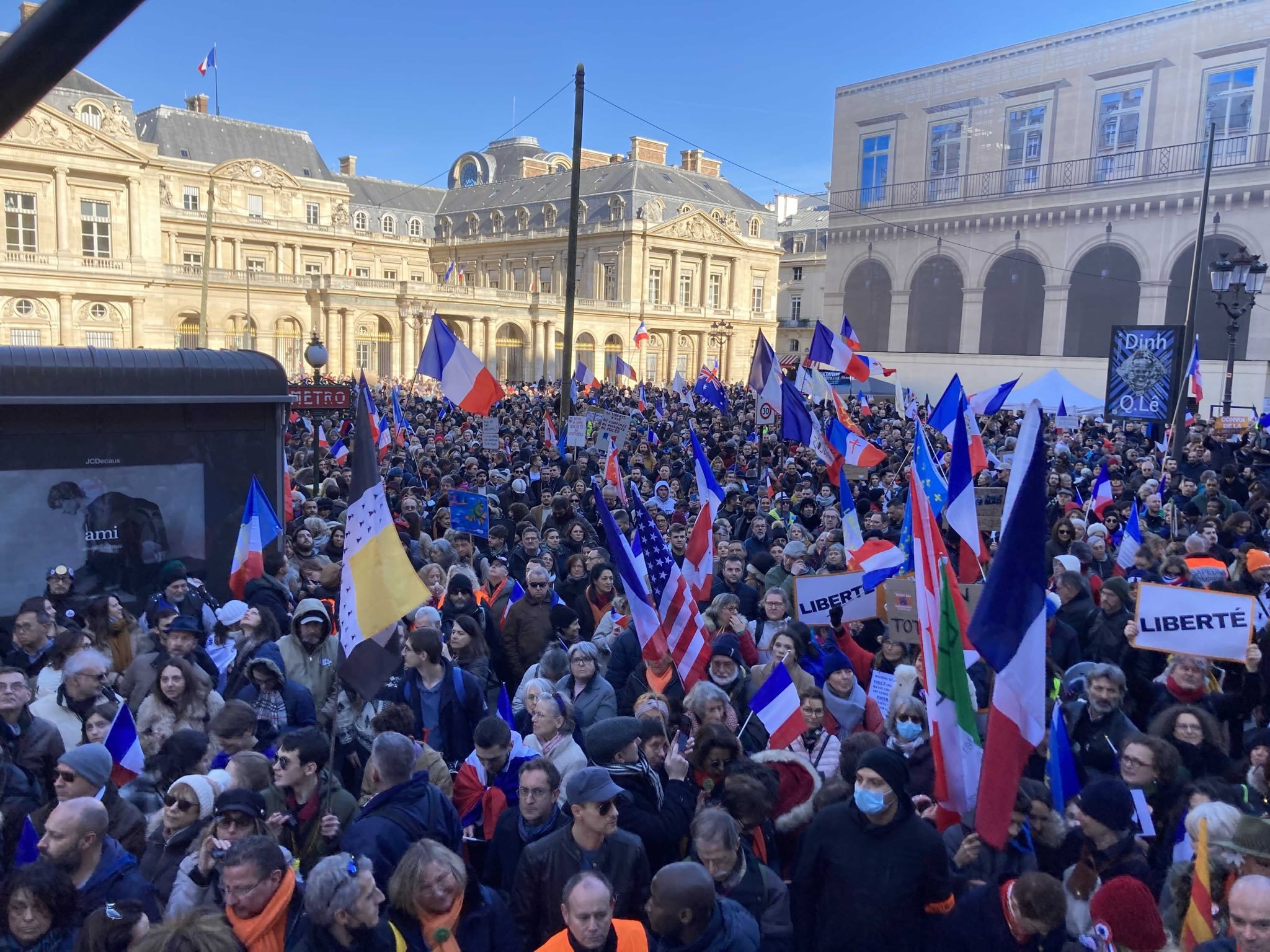 FOTO in VIDEO: Policija nad protestnike s solzivcem, razbijanje oken avtomobilov