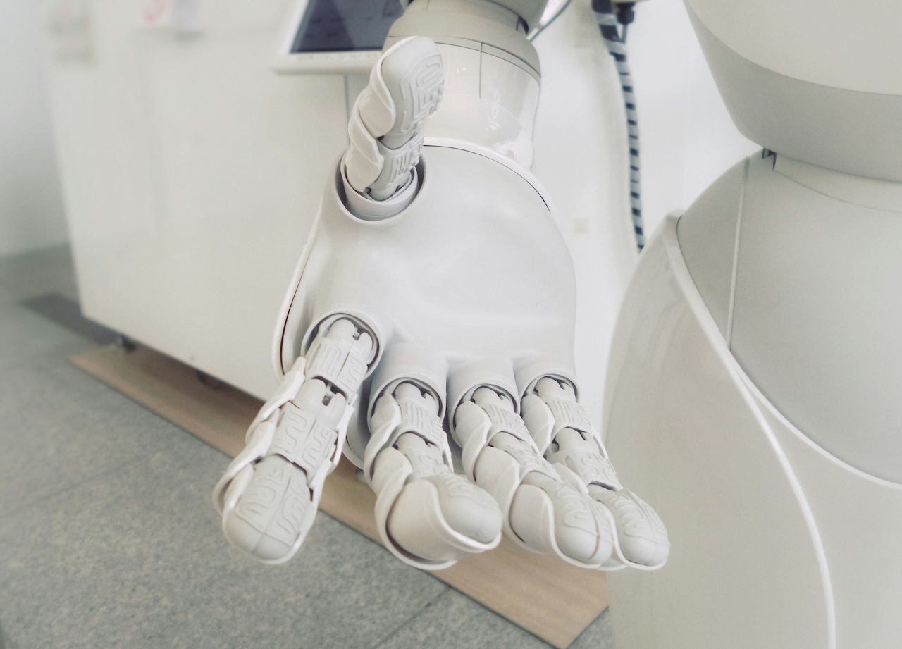 Roboti lahko že »čutijo« skoraj kot ljudje: Bi nas moralo skrbeti?