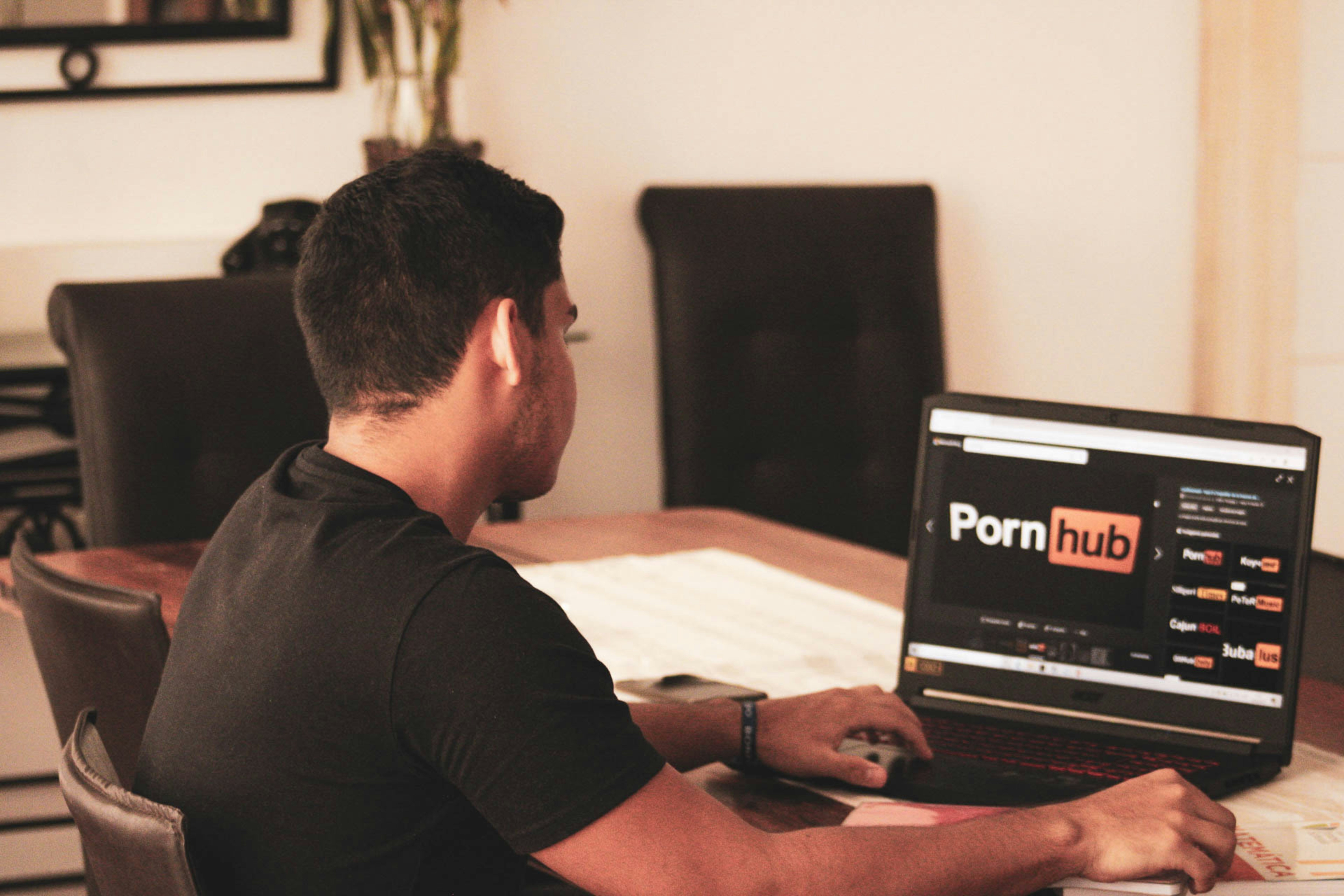 Pornhub objavil seznam najbolj gledanih vsebin za odrasle: Kaj najpogosteje iščemo Slovenci?
