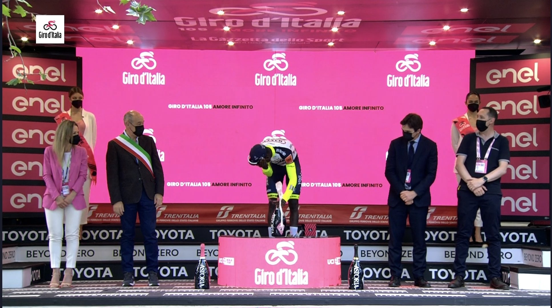 VIDEO: Po prvi zmagi na Giru zmagovalec zaradi šampanjca moral v bolnišnico