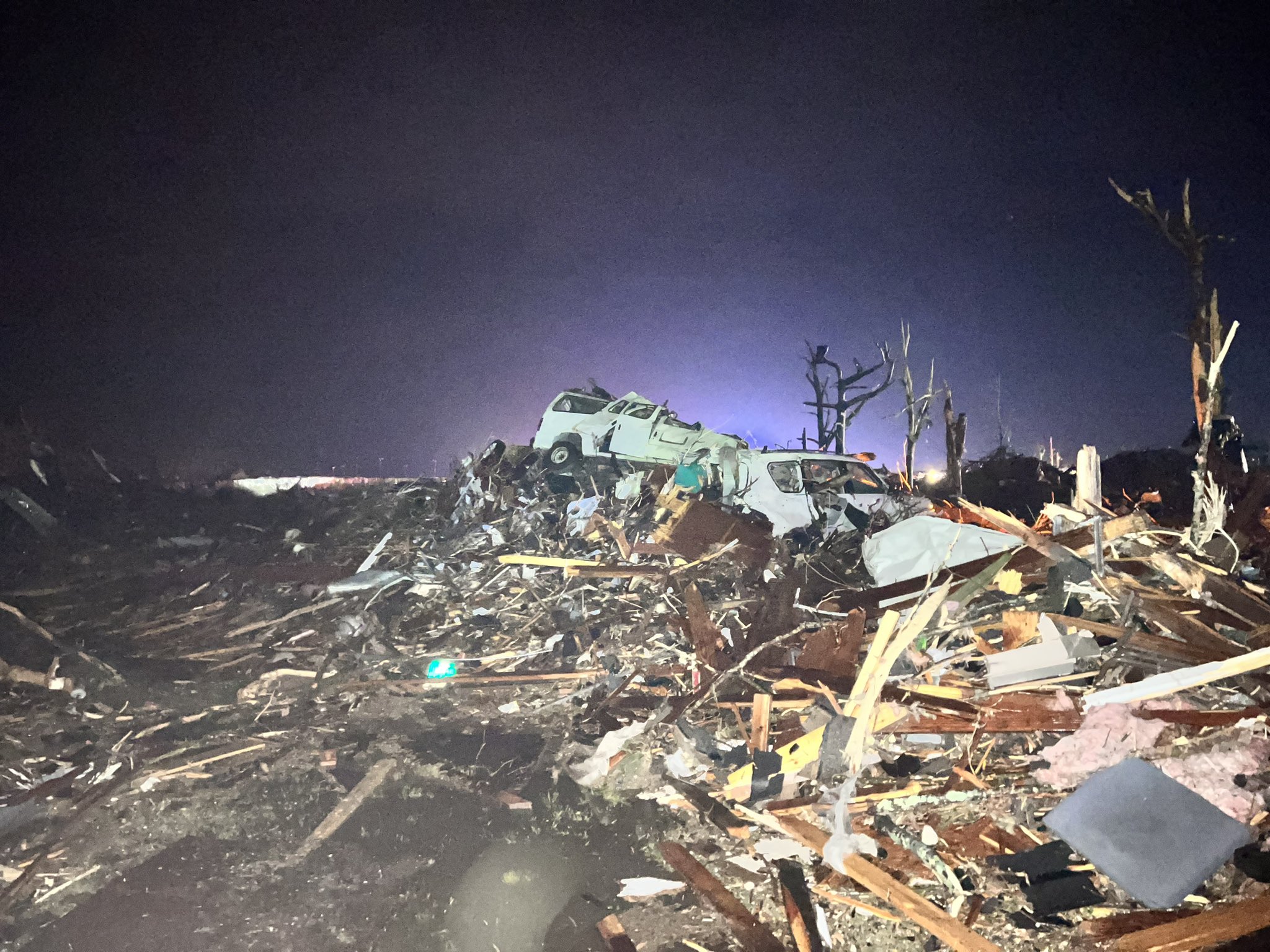 FOTO in VIDEO: Uničujoč tornado terjal več življenj