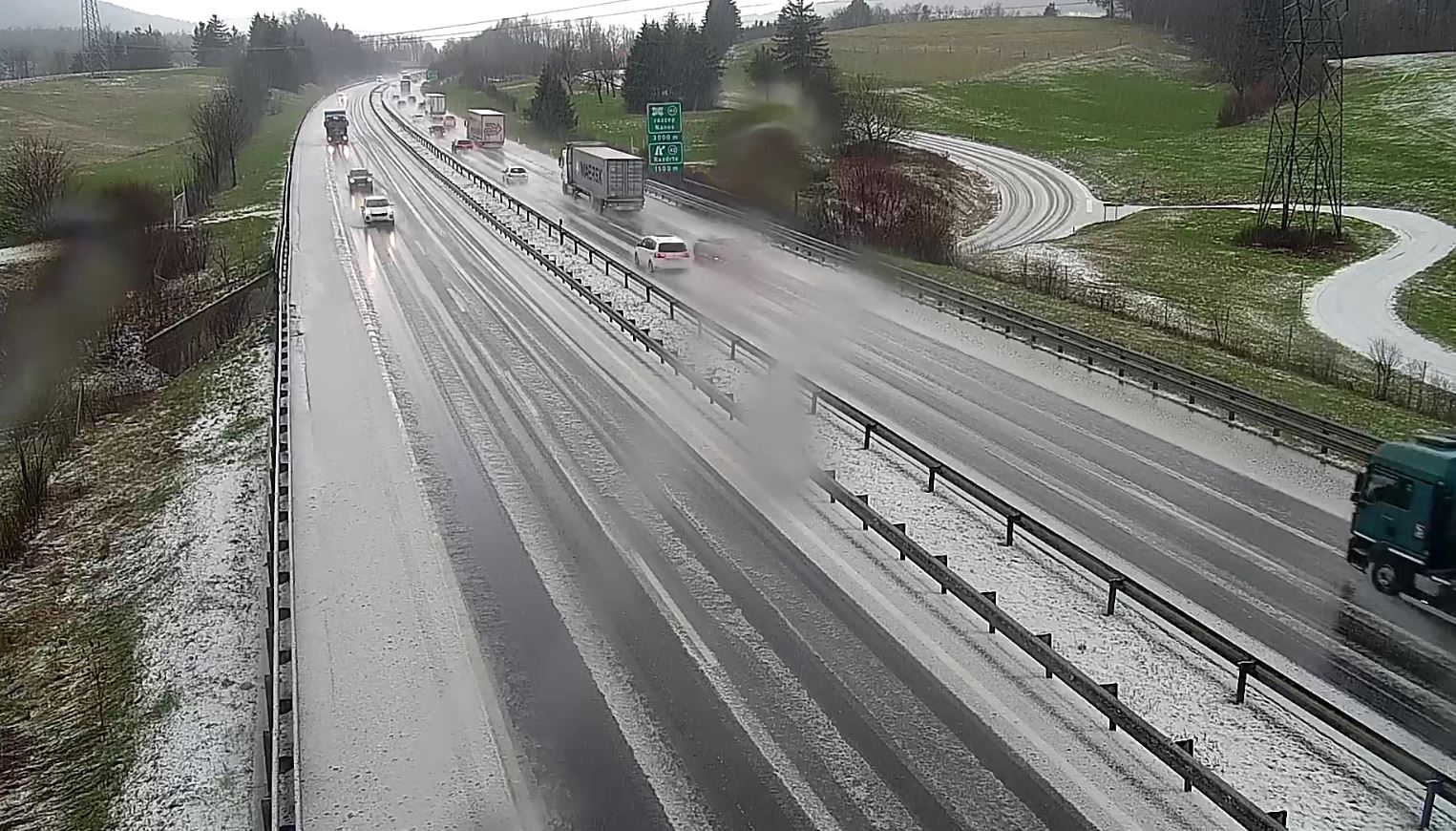 FOTO: Zima še ni rekla zadnje, voznike na primorski avtocesti presenetil sneg