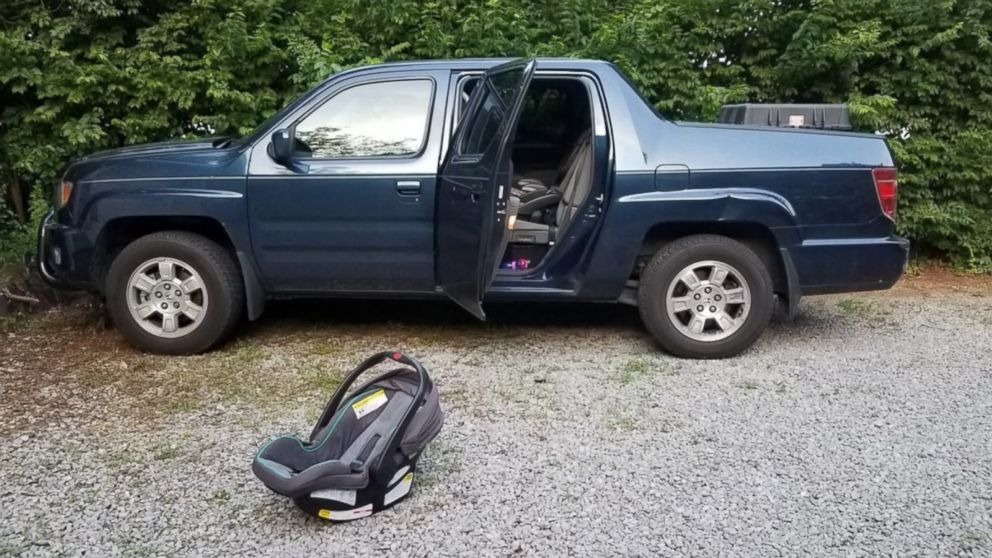 Tragedija: Mama 5-letnika pozabila v pregretem avtomobilu