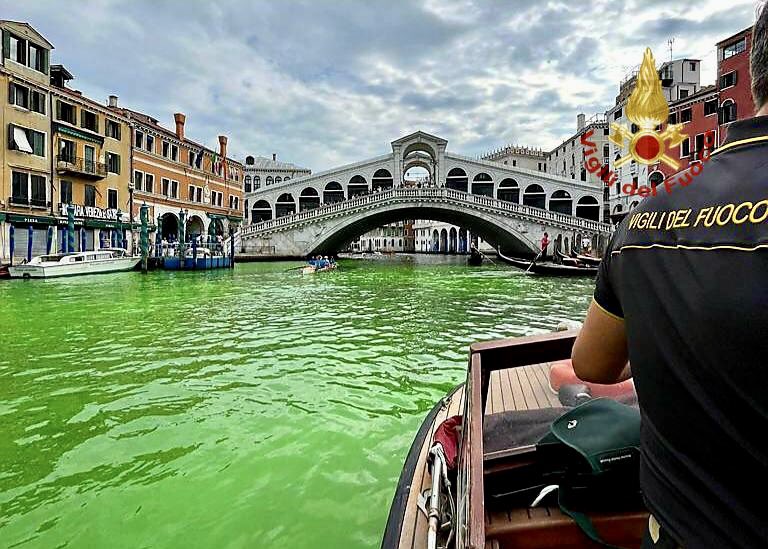 FOTO in VIDEO: Znameniti Veliki kanal v Benetkah obarvan strupeno zeleno, kaj se dogaja?