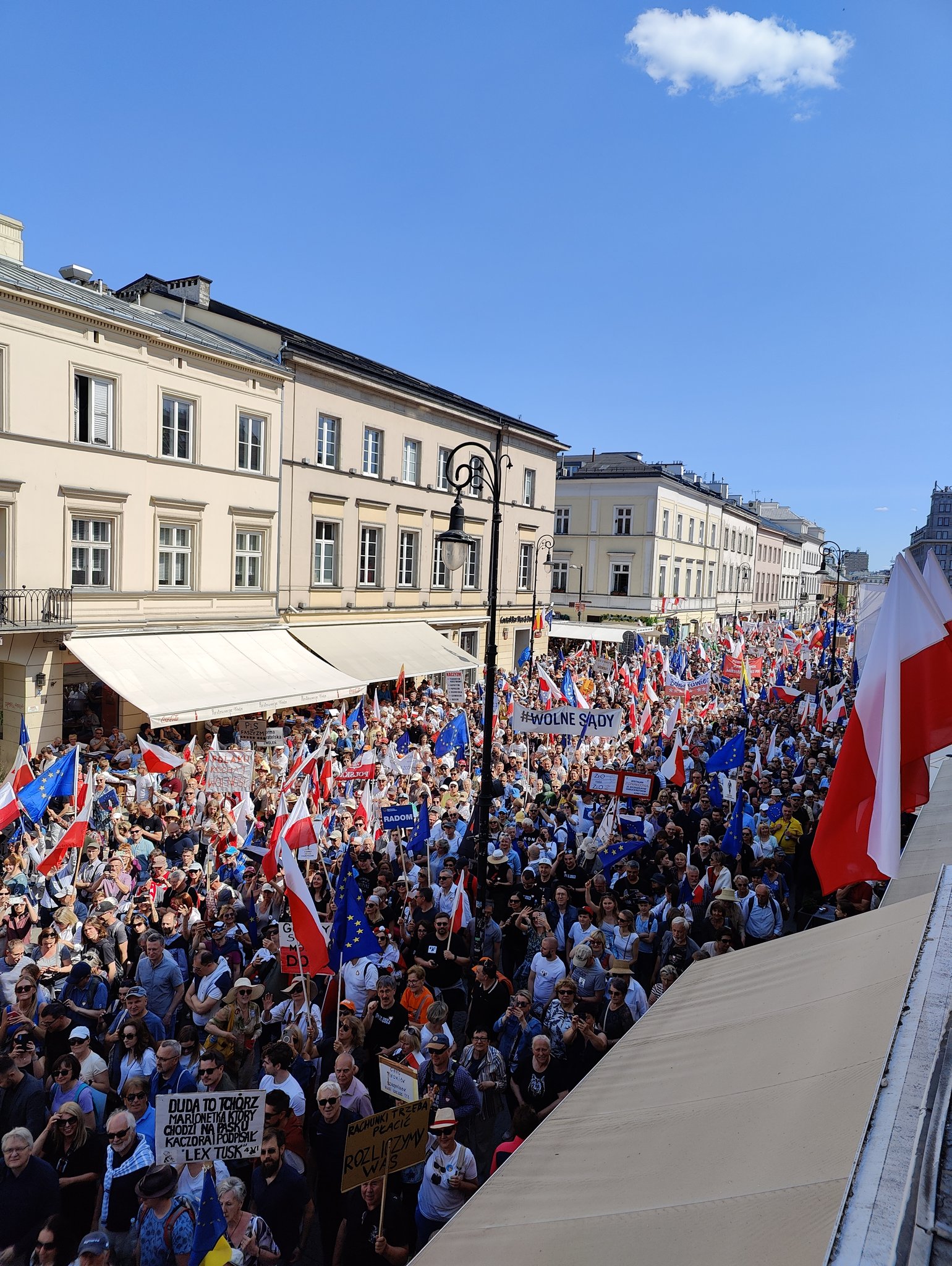 Na protestu poljske opozicije v Varšavi več tisoč ljudi