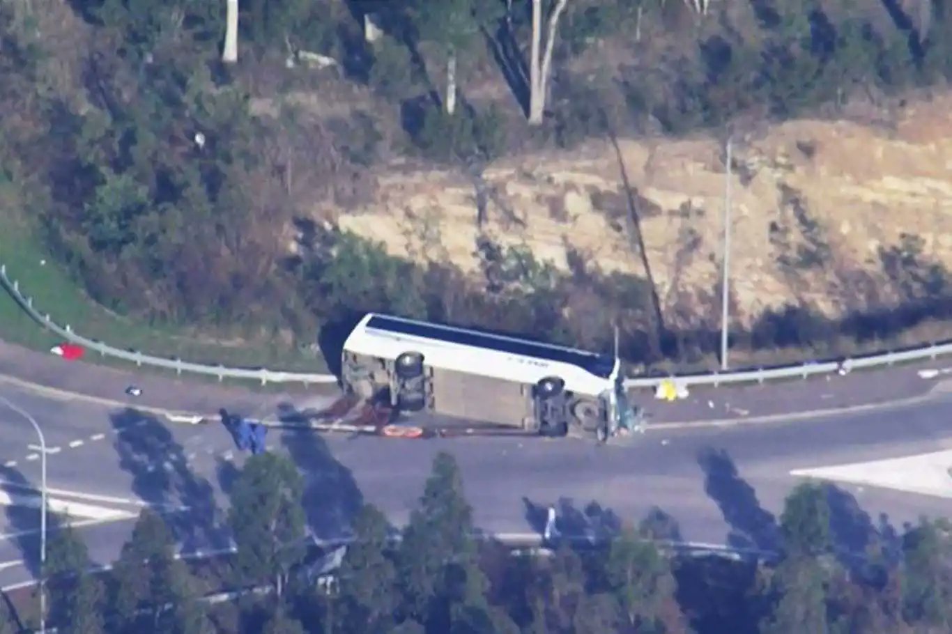 V nesreči avtobusa, ki je prevažal goste s poroke, umrlo več ljudi