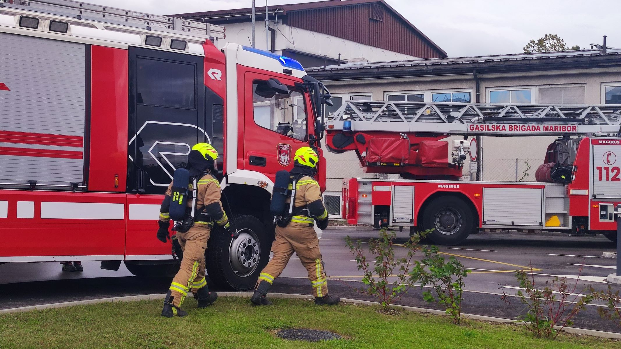 FOTO: Na Ulici Eve Lovše v akciji mariborski gasilci