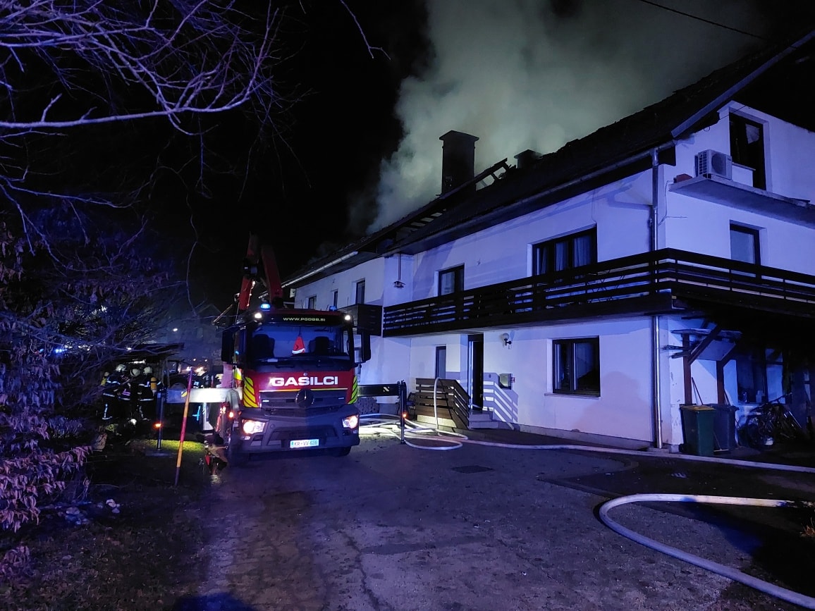 FOTO: Grozljivo, zaradi požara so morali tik pred božičem zapustiti dom