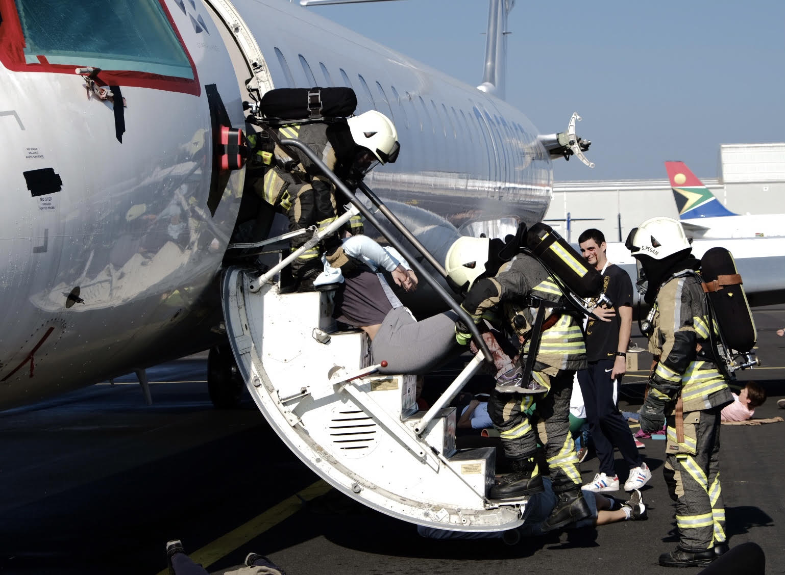 FOTO in VIDEO: Na brniškem letališču prikazali ukrepanje ob letalski nesreči v času epidemije